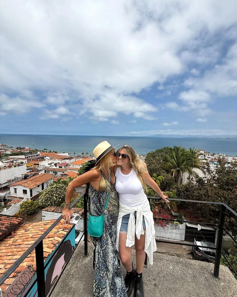 Adela Micha junto a su hija Therese, en Puerto Vallarta.