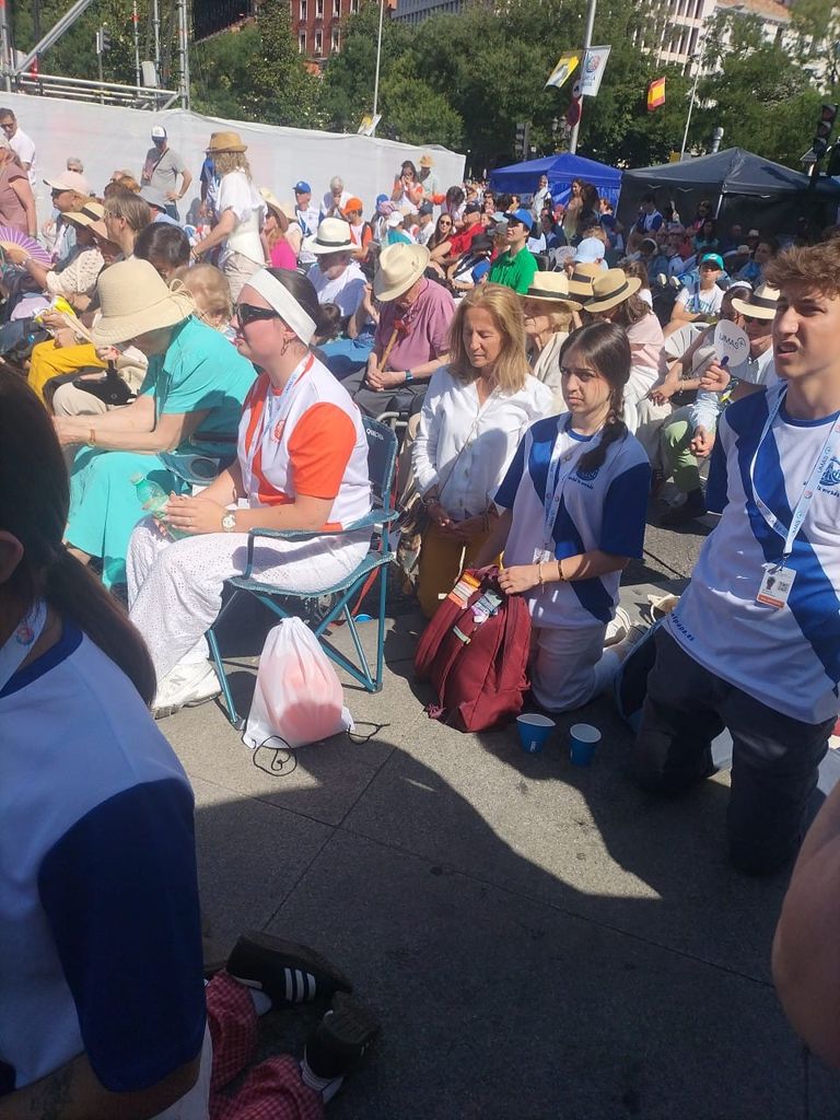 Feligreses, en la Misa del Papa de Cibeles en el momento de la consagración