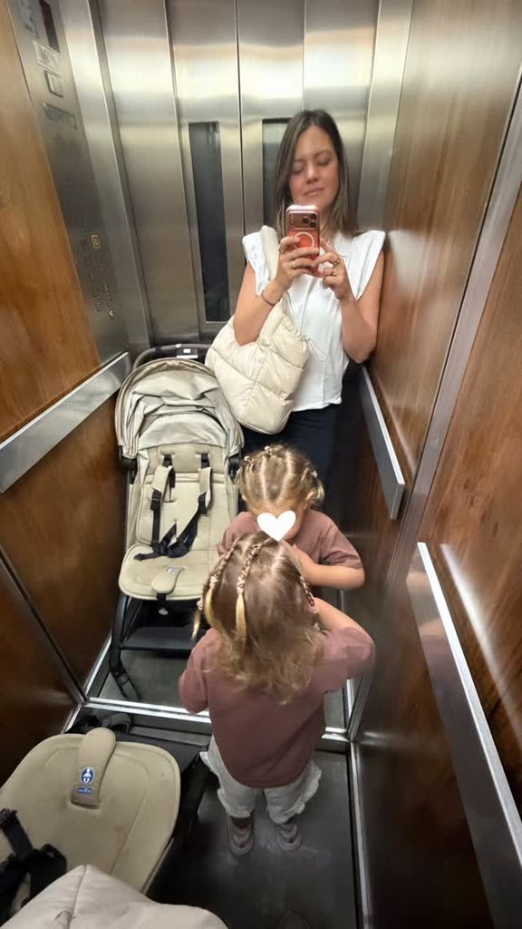 La marquesa de Cubas no pudo resistirse a fotografiar a su hija mayor luciendo sus divertidas trenzitas