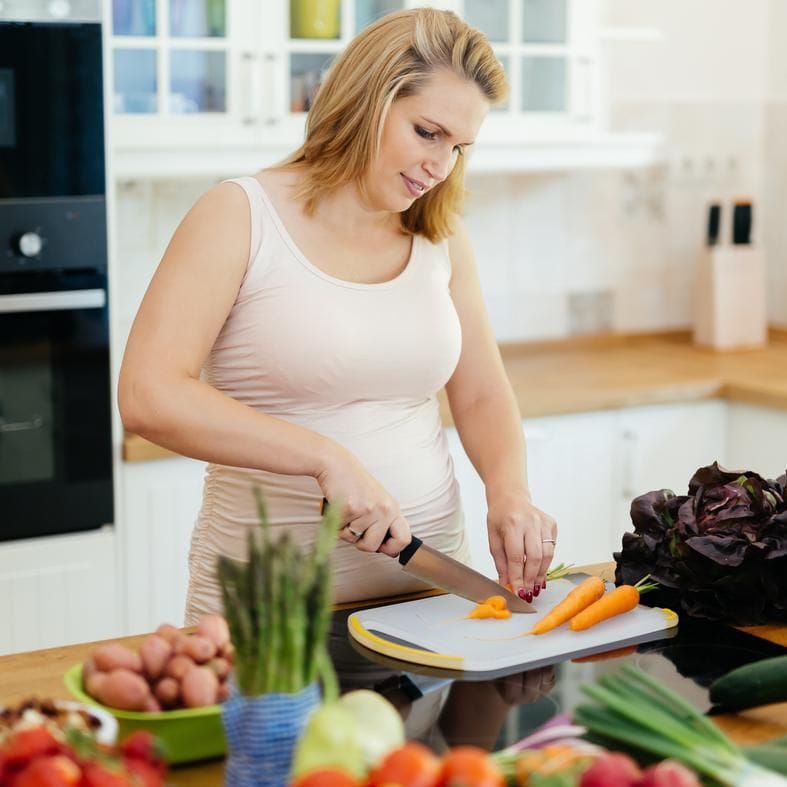 Mujer preparando comida saludable