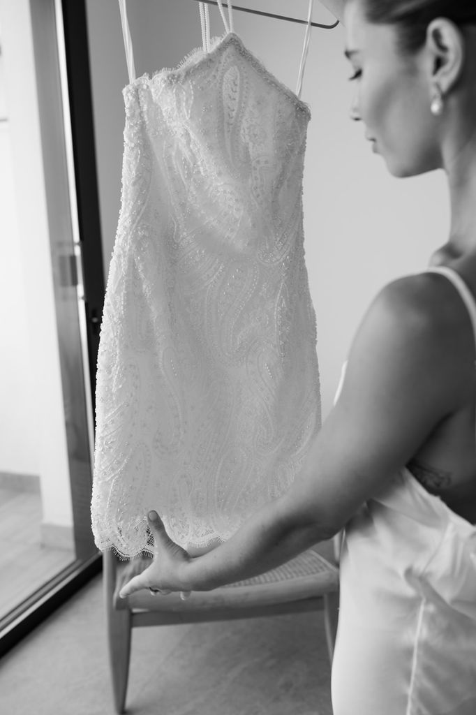 Fuencisla, la novia que se casó con un vestido de alta costura elegido por su abuela en los 80: "Me sorprendió mucho la calidad de las telas"