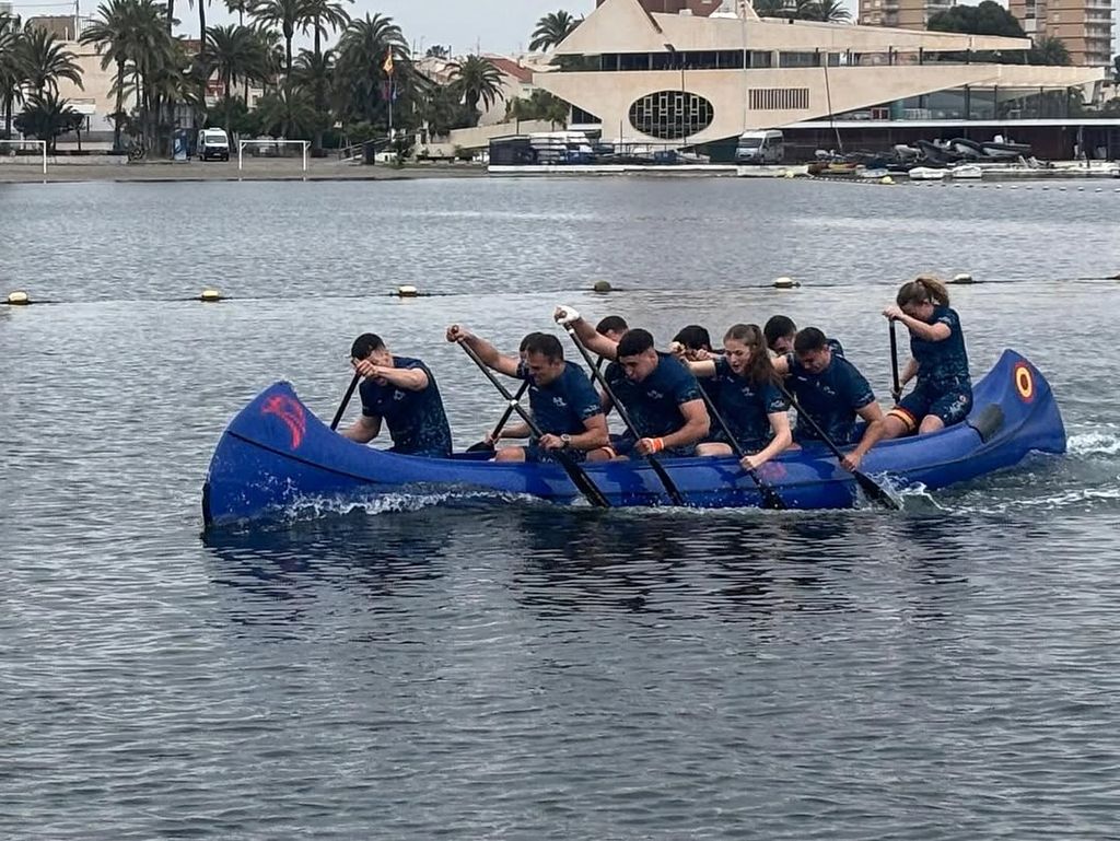 La canoa de la AGA, con la heredera al trono esforzándose al máximo, hoy en Santiago de la Ribera