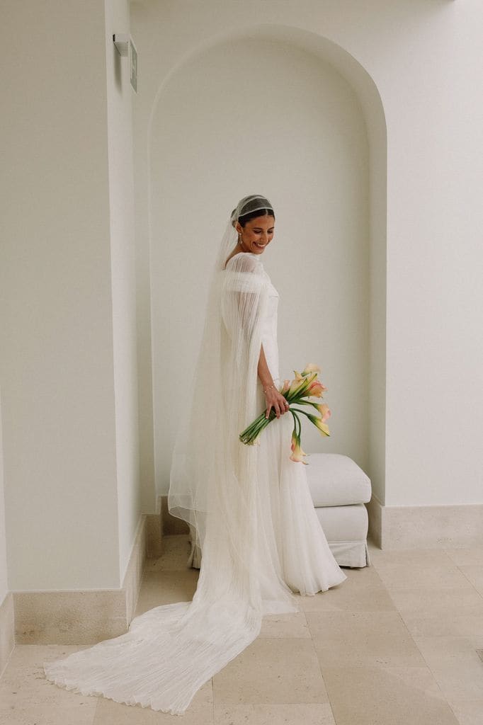 Novia con vestido de AHT Studio desmontable y velo juliette cap