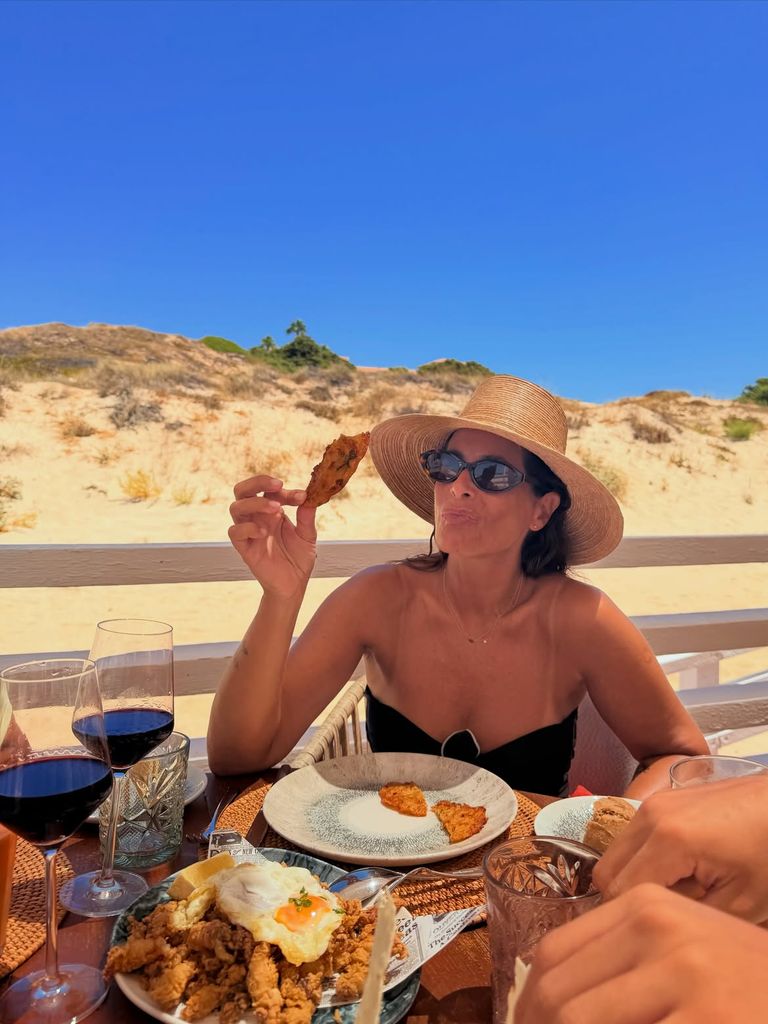Nuria Roca disfruta de uno de los grandes clásicos de la gastronomía gaditana: las tradicionales tortillitas de camarones