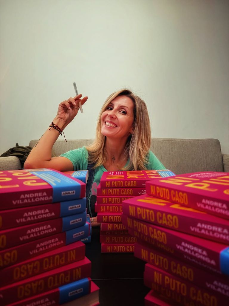 Andrea Vilallonga, firmando libros