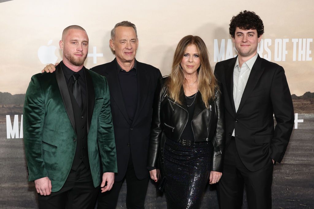Chet Hanks, Tom Hanks, Rita Wilson y Truman Hanks en la premier de  'Masters of the Air' en 2024