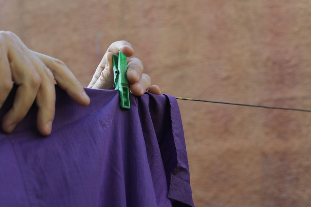 tender la ropa con pinzas en una cuerda