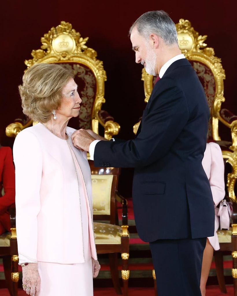 El Rey, imponiendo a su madre la insignia del Toisón de Oro por una vida de trabajo y dedicación a la Corona