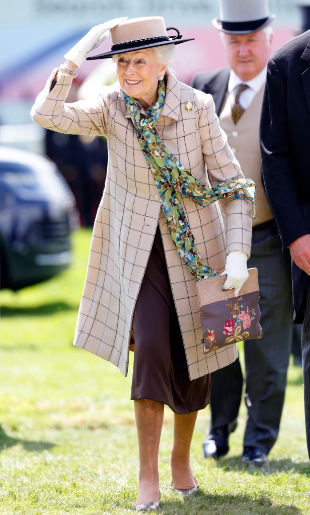 La princesa Alexandra asiste al Derby de Epsom en el hipódromo de Epsom, el 4 de junio de 2022 en Epsom, Inglaterra