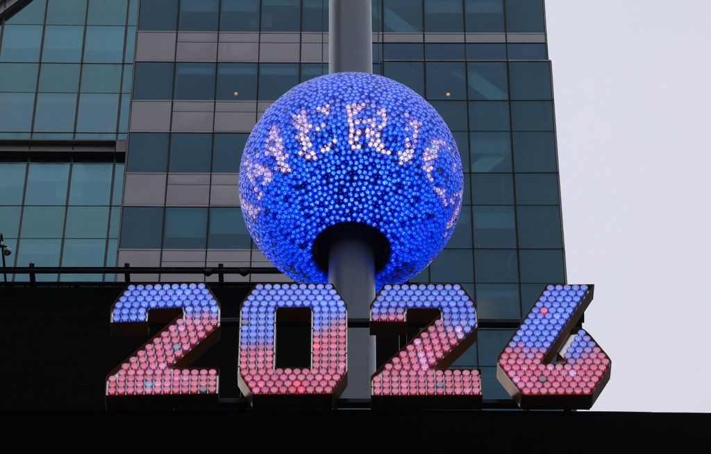 Times Square, en Nueva York, reúne a millones de personas frente a las cámaras cada Nochevieja, un escenario global que también alimenta las teorías sobre la “señal en el cielo” que predijo Baba Vanga