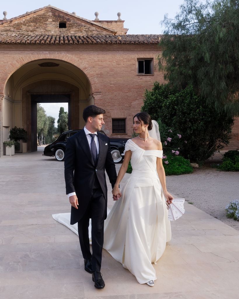 Novia viral Jessica con vestido asimétrico y espalda joya Valencia