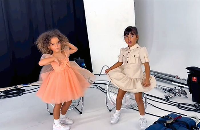 Eva y Alana Martina bailando