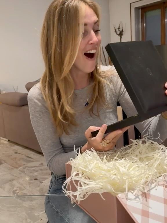 La empresaria abriendo uno de sus regalos