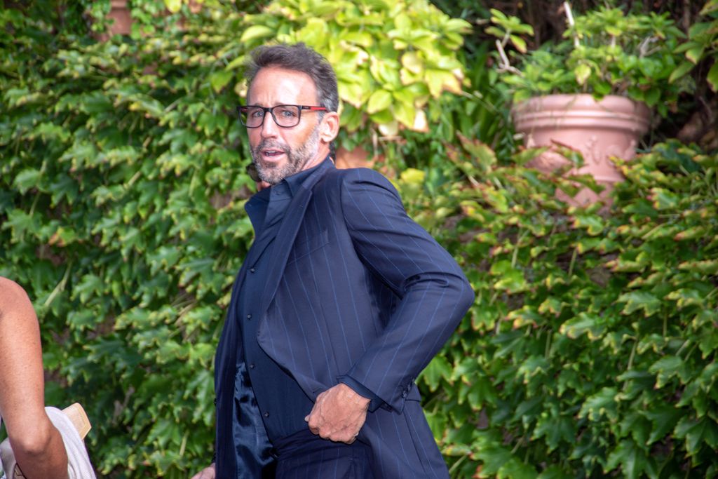 Álvaro Muñoz Escassi llegando a la boda de Jordi Cruz