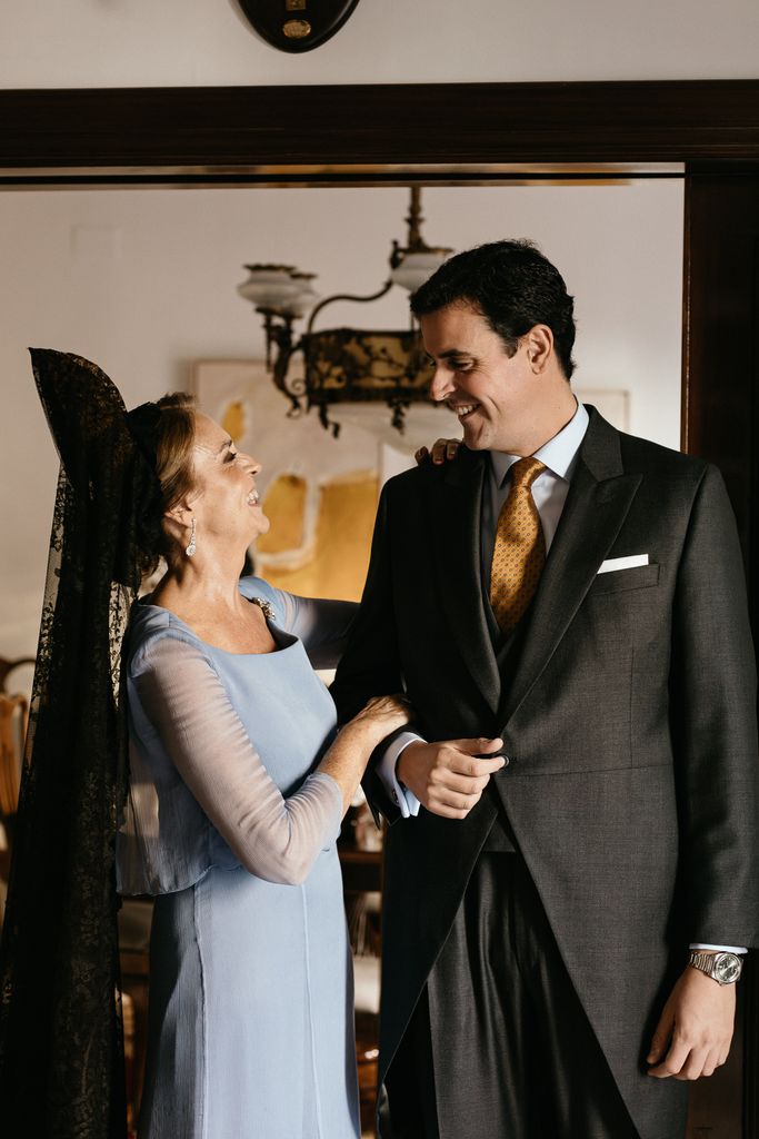 Madrina de boda con mantilla
