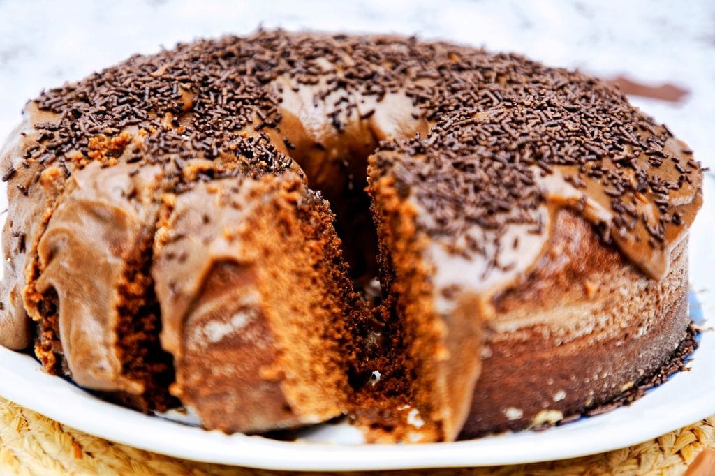 La cobertura de chocolate más sencilla y casera que hay es en la que va fundido solo o con mantequilla.