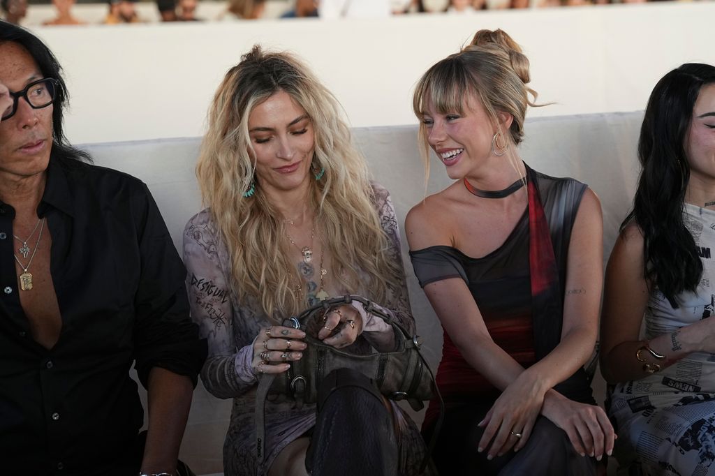 Ester Exposito Y Paris Jackson