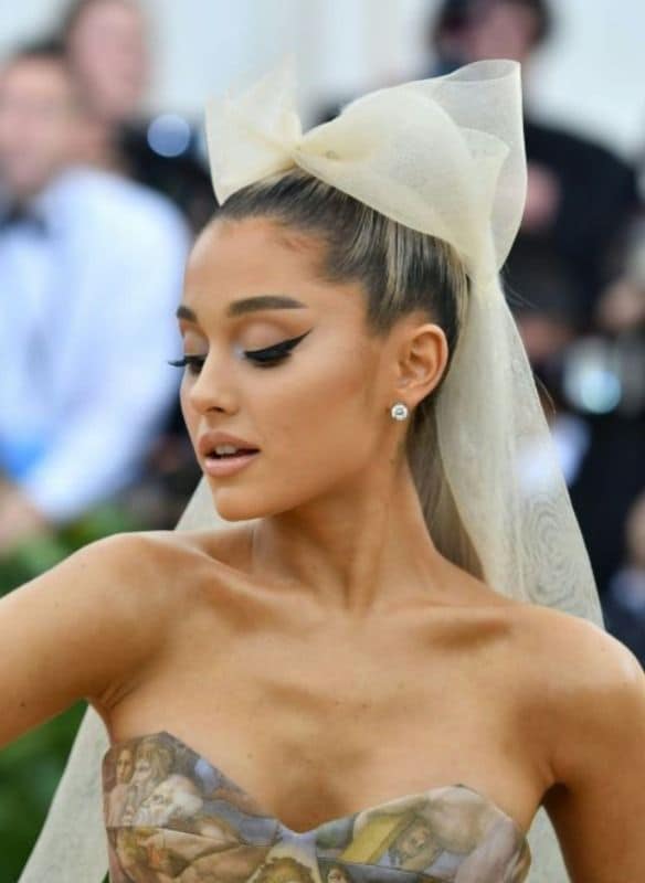 Ariana Grande con mirada felina perfecta 