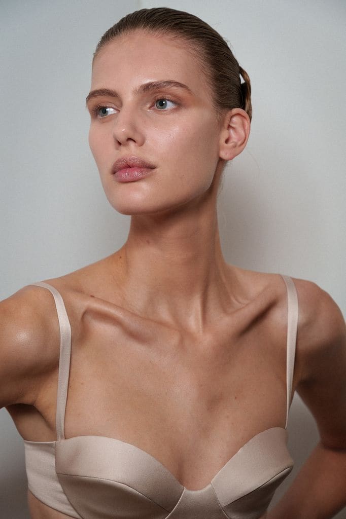 Modelo en el backstage del desfile de Ashi