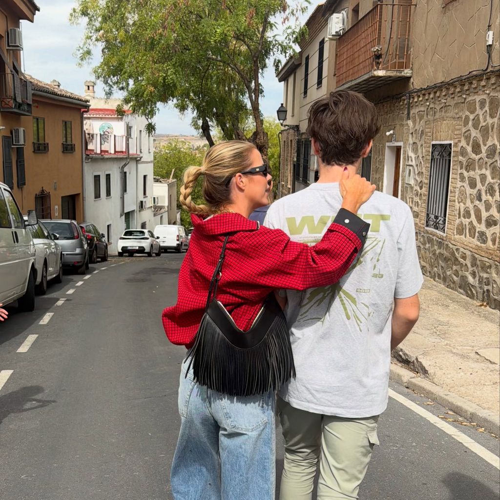 Amelia abraza cariñosa a su hijo, Jorge, en su 17 cumpleaños
