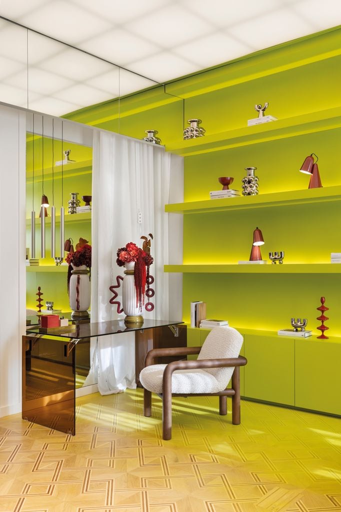 Frente y encuentro de pared y techo revestido de espejo