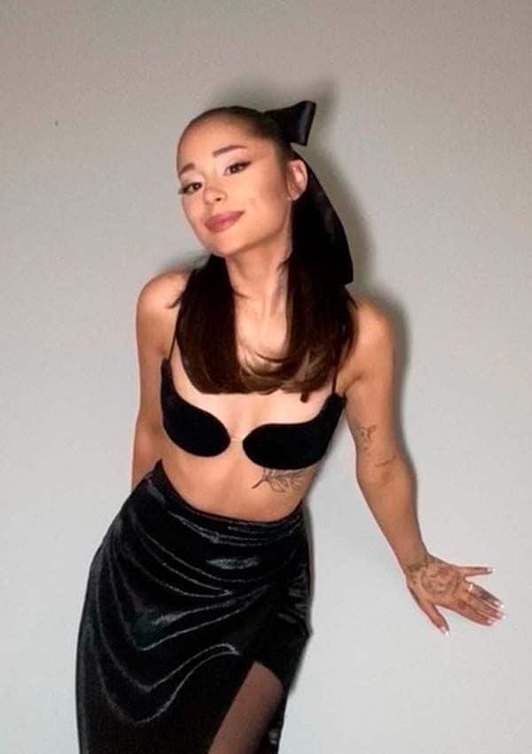 Ariana Grande con conjunto de Vera Wang