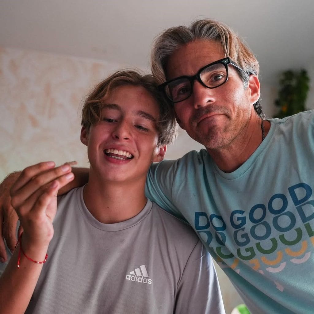 Fernando Reina junto a su hijo menor, Mateo, de 13 años de edad.