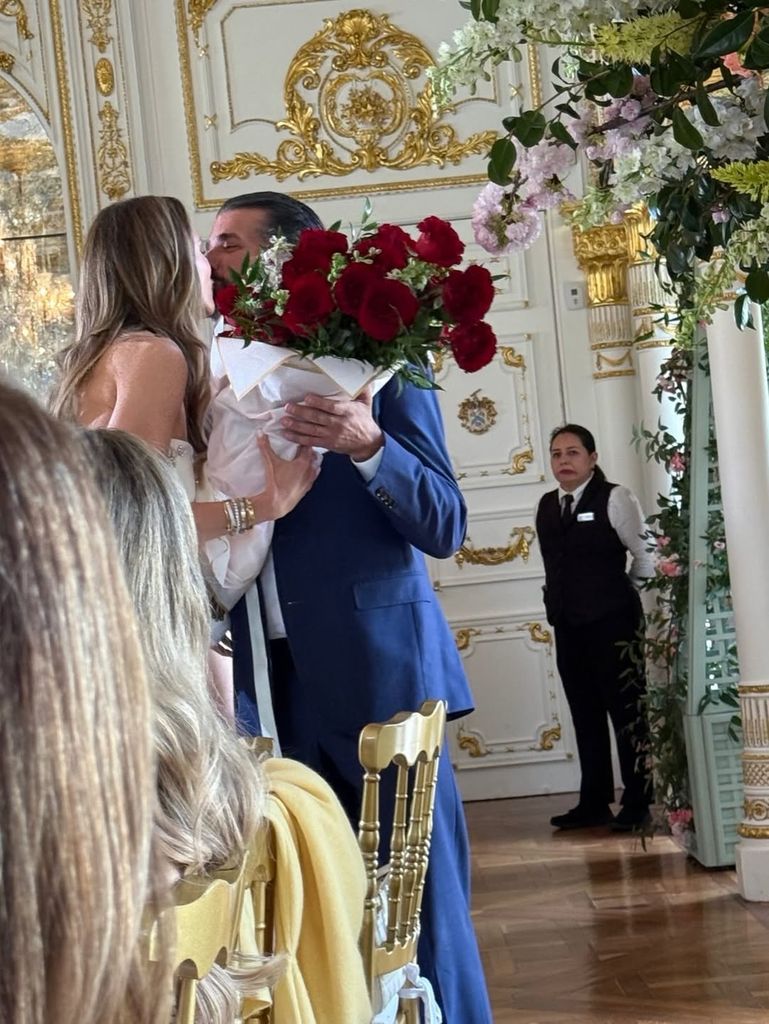 Sorprendió a su prometida con un ramo de rosas y un beso