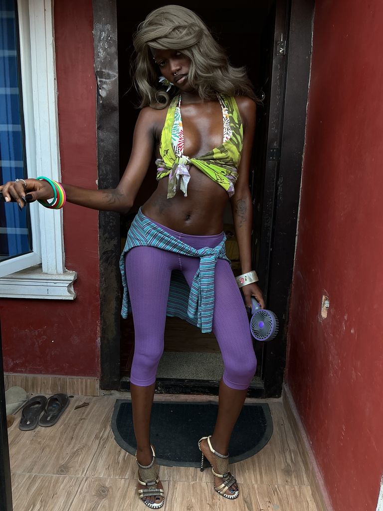 Rachel Ojuromi se inspiró en Chanel para recrear un desfile de la casa de moda en las calles de Nigeria