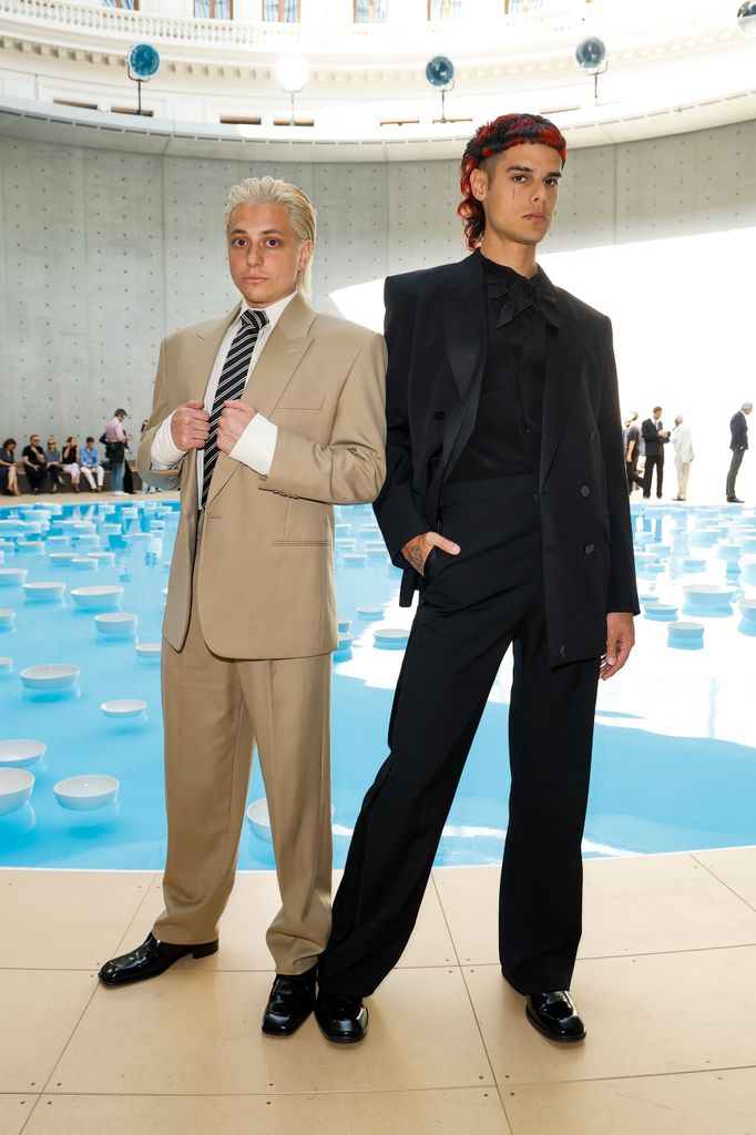 Paco Amoroso y Ca7riel en la semana de la moda de París