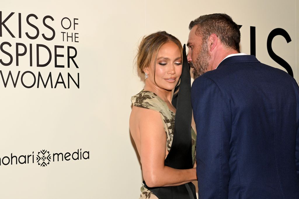 Jennifer Lopez y Ben Affleck muy cómplices en el estreno de 'El beso de la mujer araña' en Nueva York, el 6 de octubre de 2025, tras su divorcio