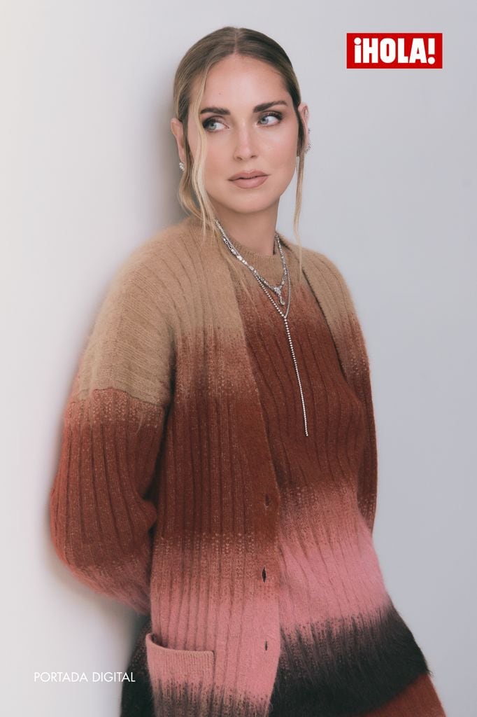 En esta imágen, Chiara luce un «total look» de punto de Fendi y joyería de Daniela Califa.
