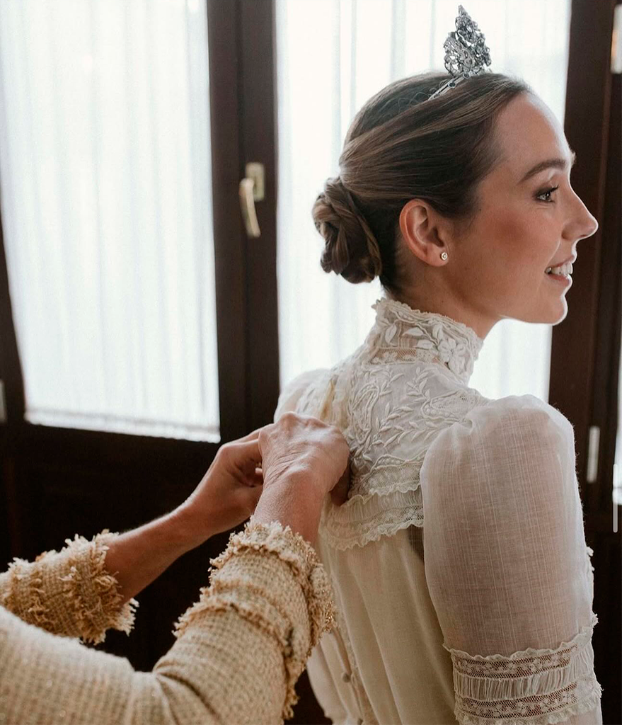 Novias con tiara y recogido clásico