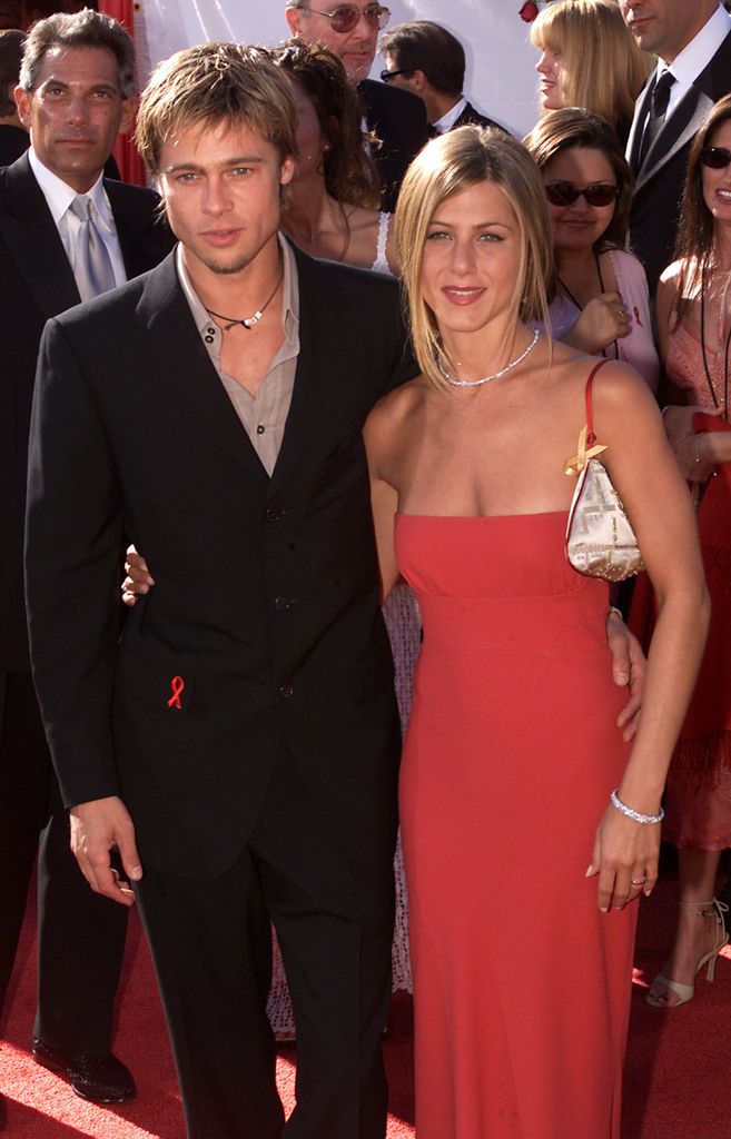 Jennifer Aniston, con vestido rojo de Prada, y Brad Pitt en los Premios Emmy, 2000.