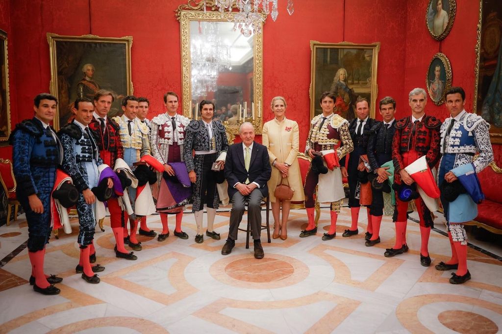 El rey Juan Carlos y su hija la infanta Elena tras asistir a la tradicional corrida del Domingo de Resurrección