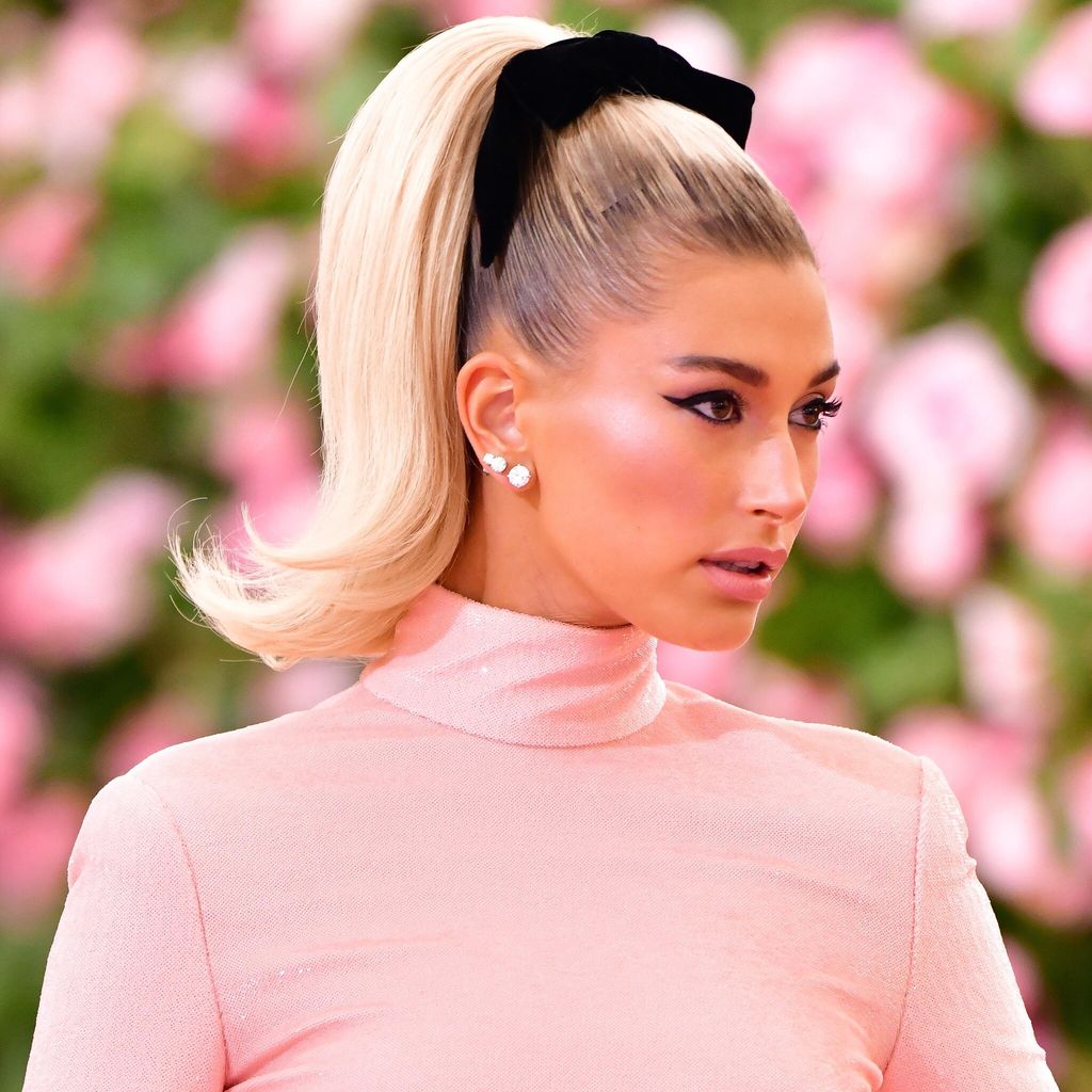 hailey bieber con cabello recogido en el met gala