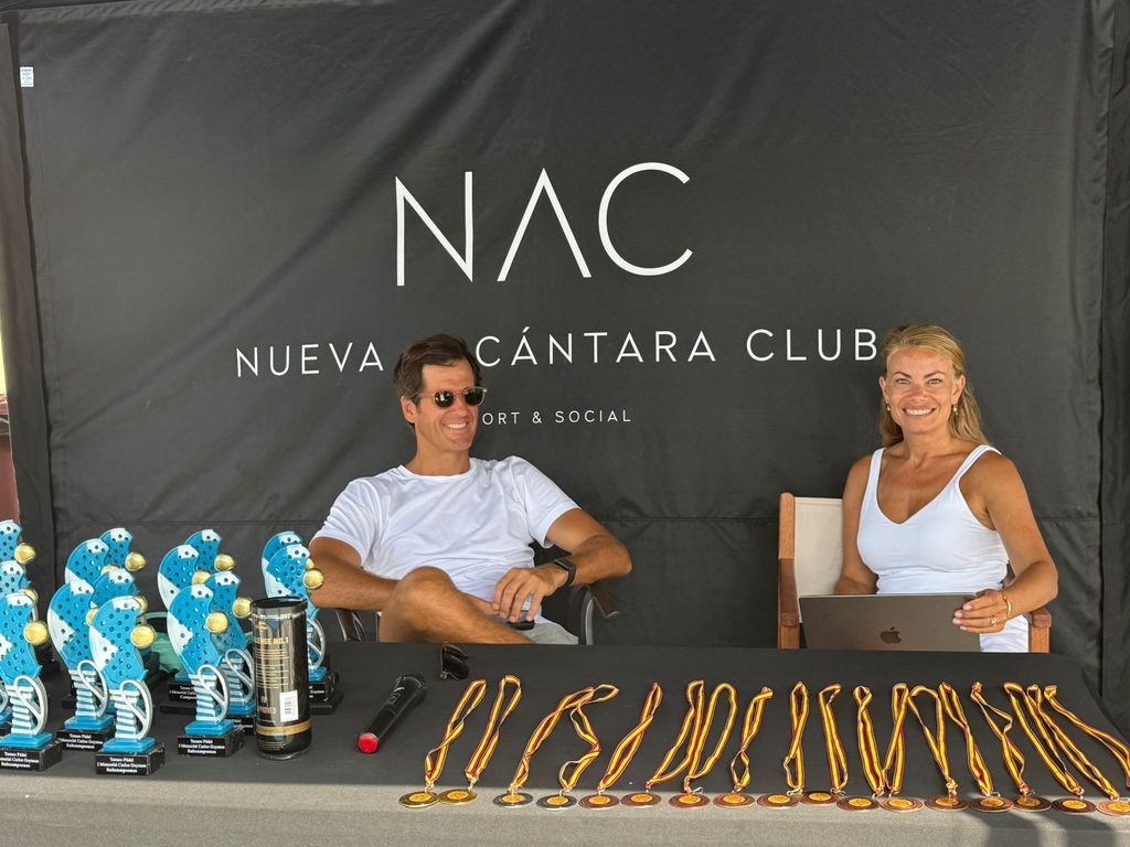 Carla Goyanes con su marido en el primer torneo de pádel en memoria de su padre
