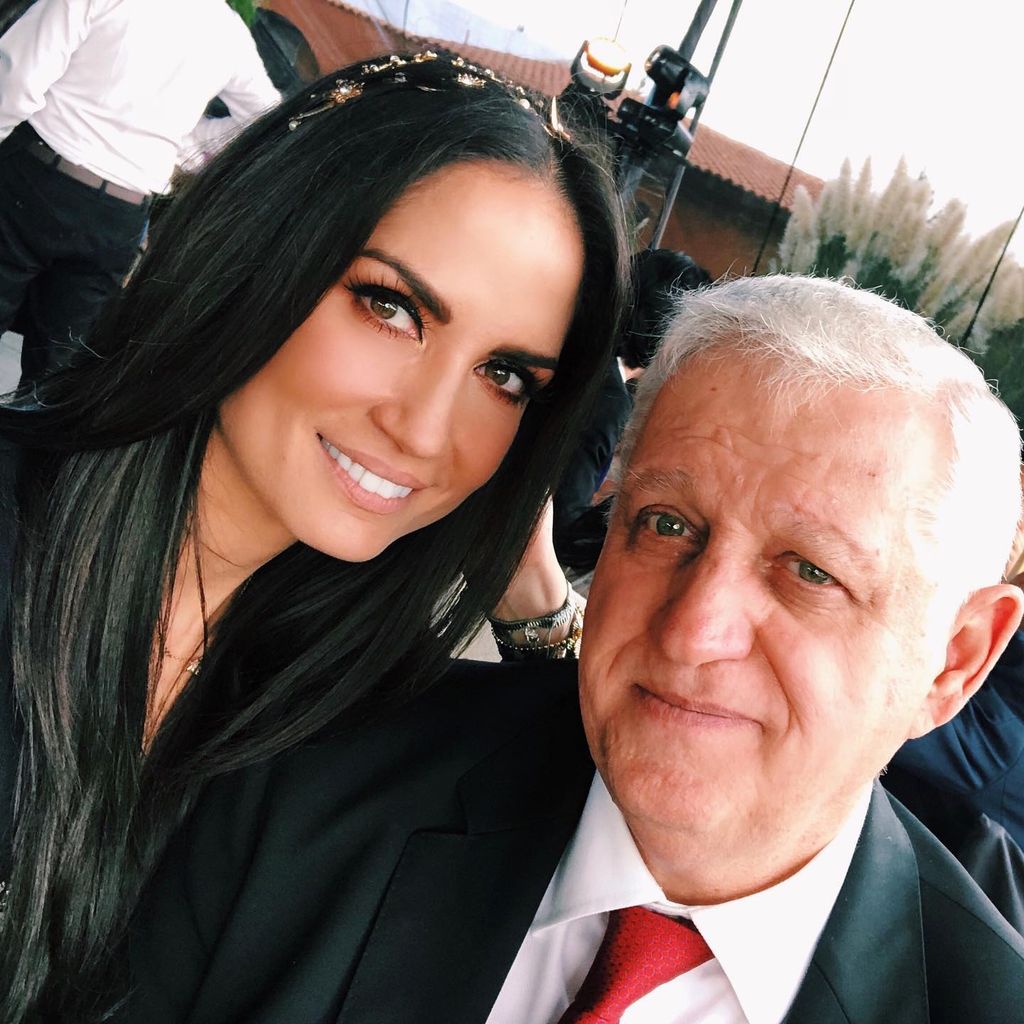 Joanna Vega-Biestro apoyó a su padre tras la muerte de su mamá en 2022.