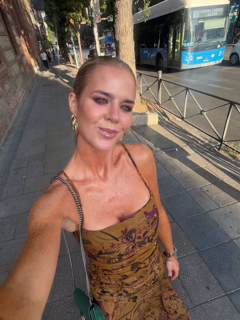 Amelia Bono con vestido de invitada en una boda de otoño en Madrid, 2026.