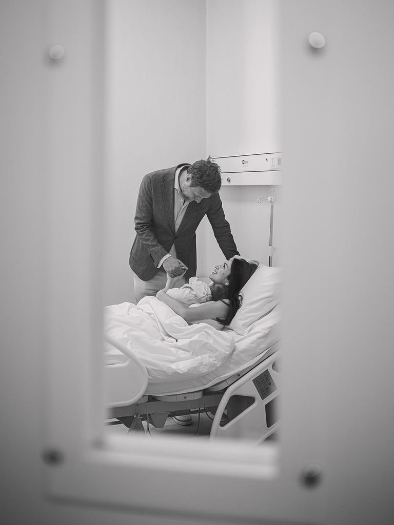 Leka de Albania junto a la princesa Blerta, que acaba de dar a luz al pequeño príncipe