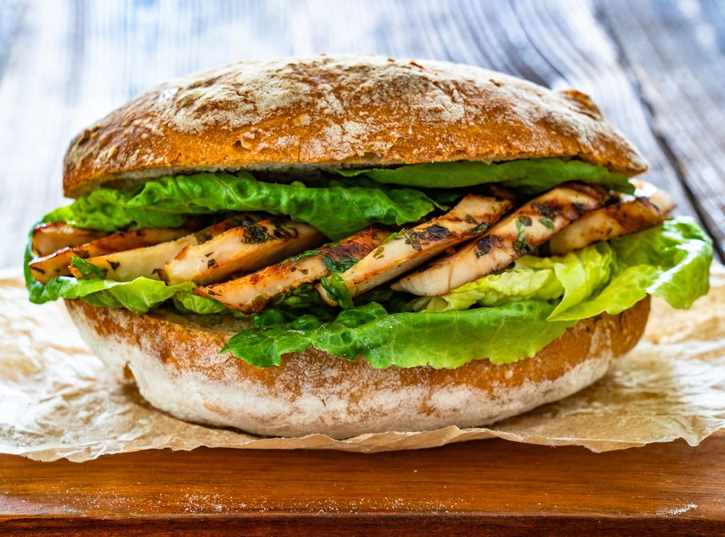 Pechuga de pollo a la plancha, excelente ingrediente para hacer un bocadillo alto en proteínas.