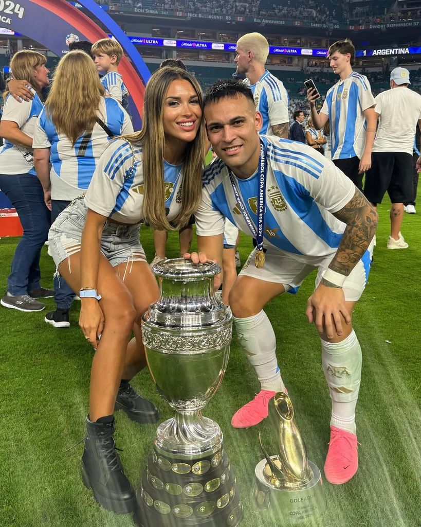 Agustina también nos confesó la existencia de un divertido chat en el que se habla con las mujeres de los jugadores de Selección Argentina como Antonela Roccuzzo y Tini Stoessel
