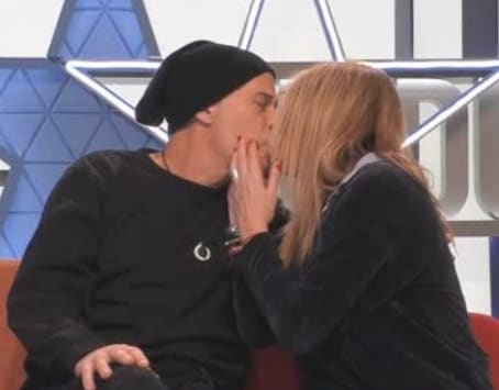 Otro beso más entre Belén y Carlos