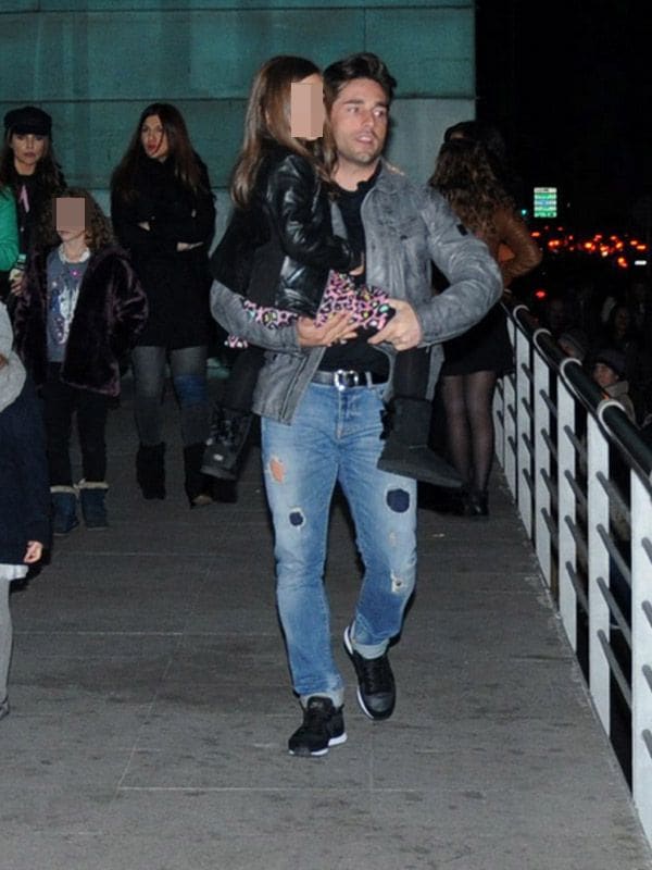David, fue menos elegante que de costumbre y lució un 'look' de 'sport', con deportivas, vaqueros claros y camiseta oscura, con una cazadora de cuero gris como abrigo
