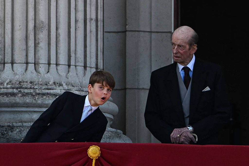El príncipe Louis haciendo muecas en presencia del duque de Kent