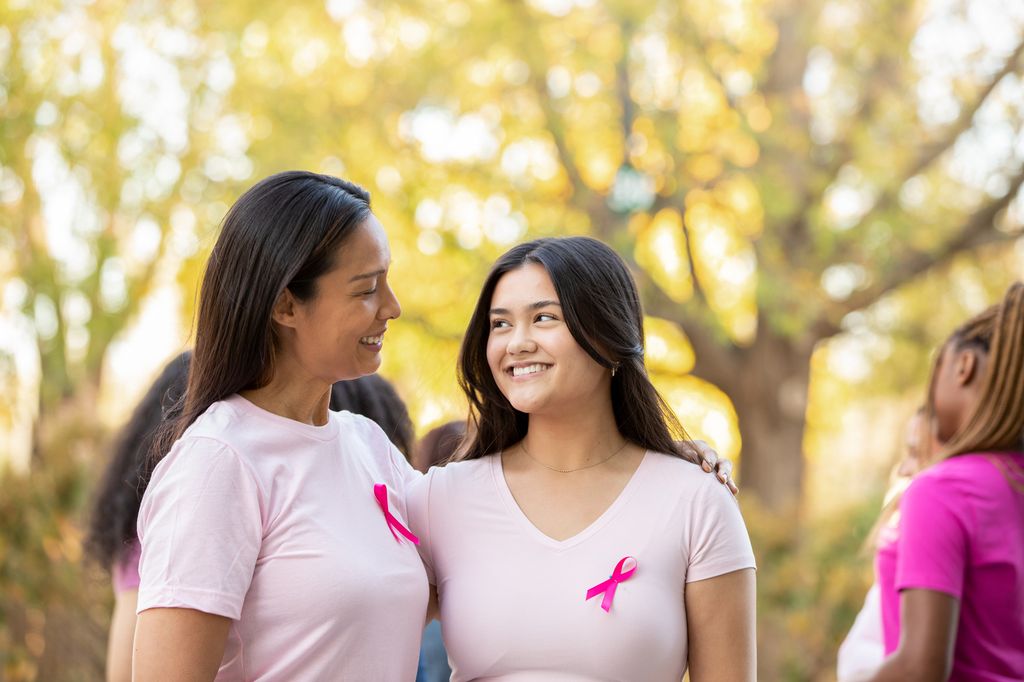 Madre y su hija adolescente con un lazo contra el cáncer de mama