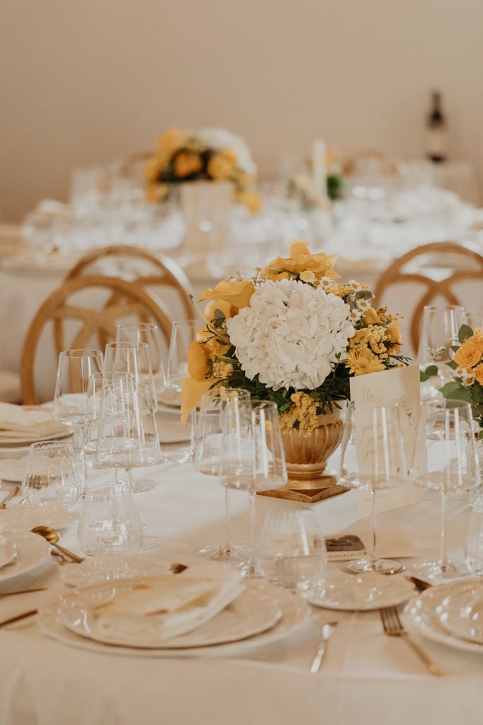 Decoración de bodas en amarillo centros de flores