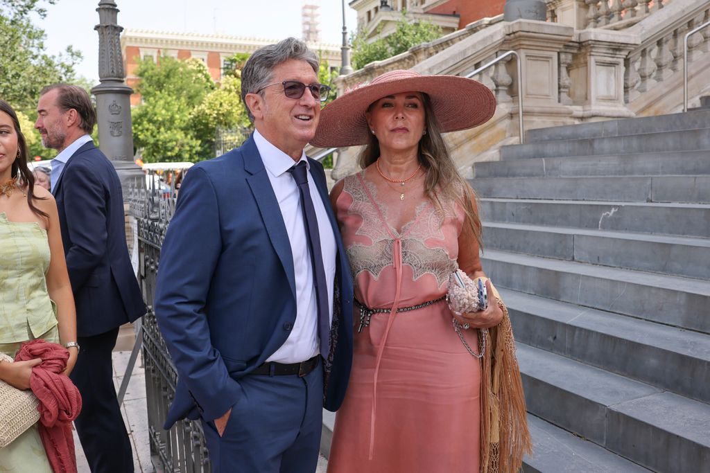 Chendo, compañero de Fernando Sanz en su etapa en el Real Madrid, acompañado de su mujer