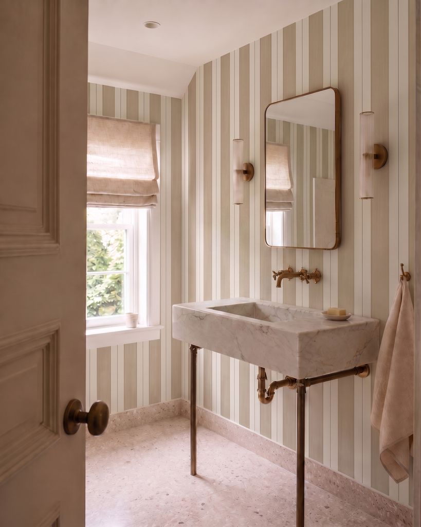 Baño pequeño con papel pintado a rayas