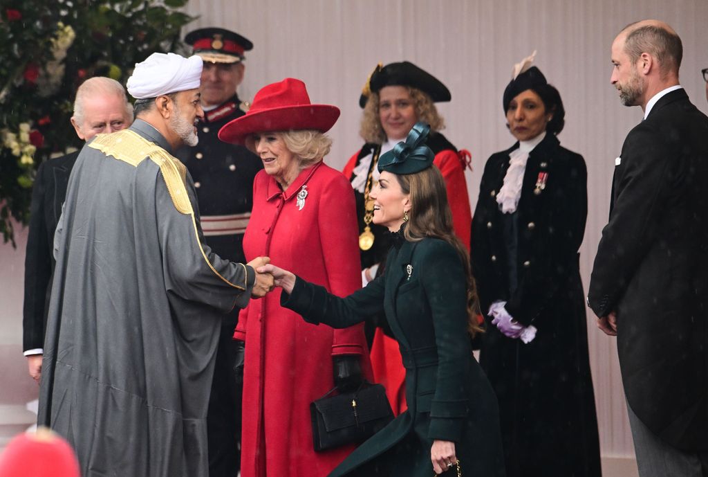 Kate Middleton le hace una reverencia al sultán de Omán, durante su visita de Estado a Reino Unido el 20 de octubre de 2026